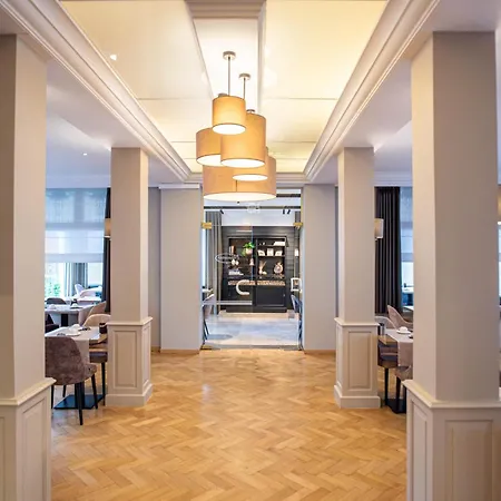 Ambassador Hotell 3*