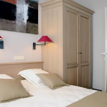 Ambassador Hotell 3*