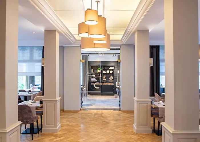 Ambassador ホテル 3*